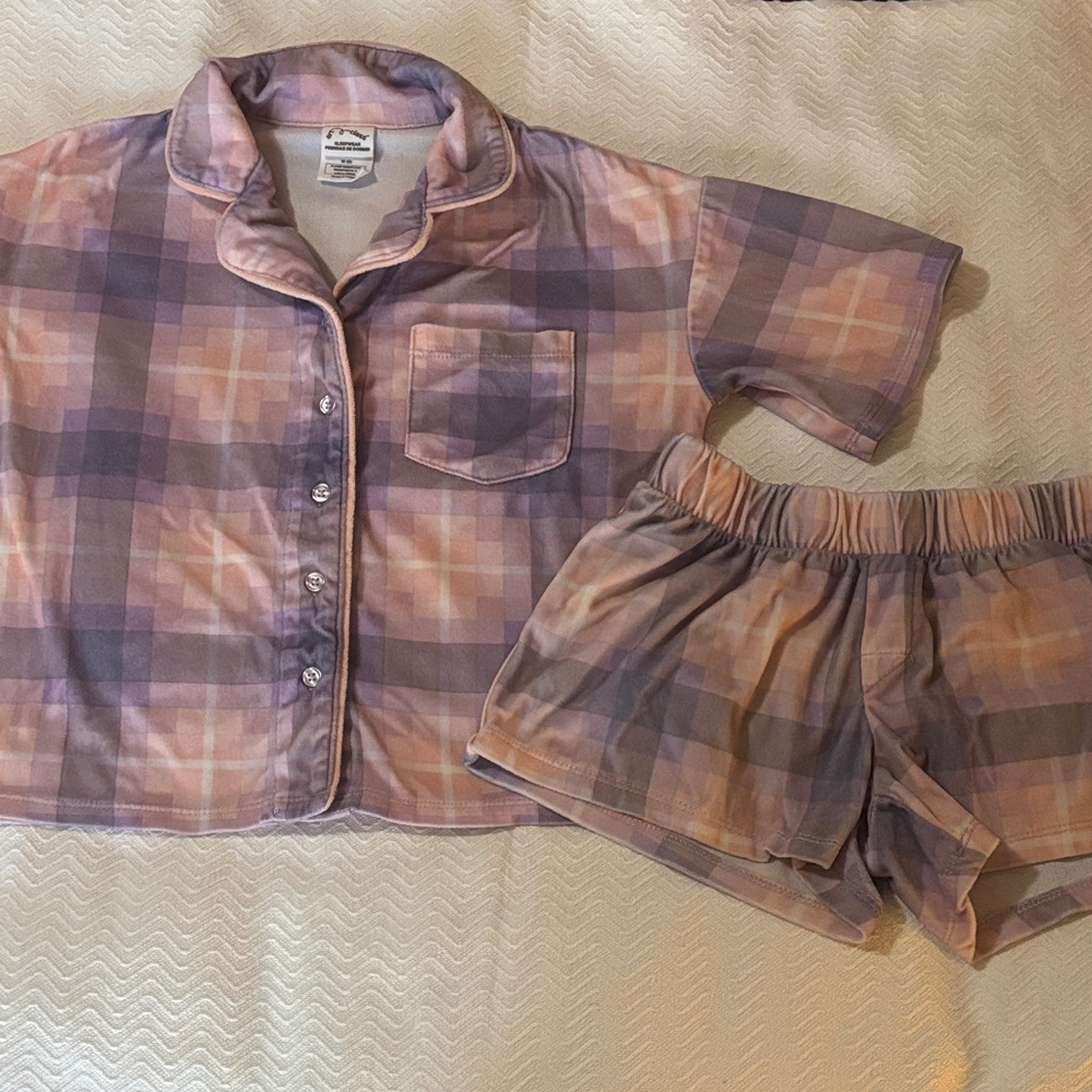 3 sets of pajamas - Picture 3 of 5